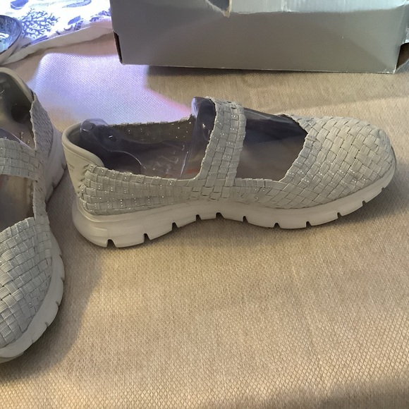 Skechers Stretch Brand - Weave memory foam, size 7.5 wide. - Picture 2 of 5